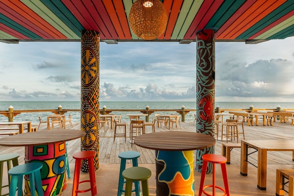 4 restaurants; breakfast, lunch and dinner served
