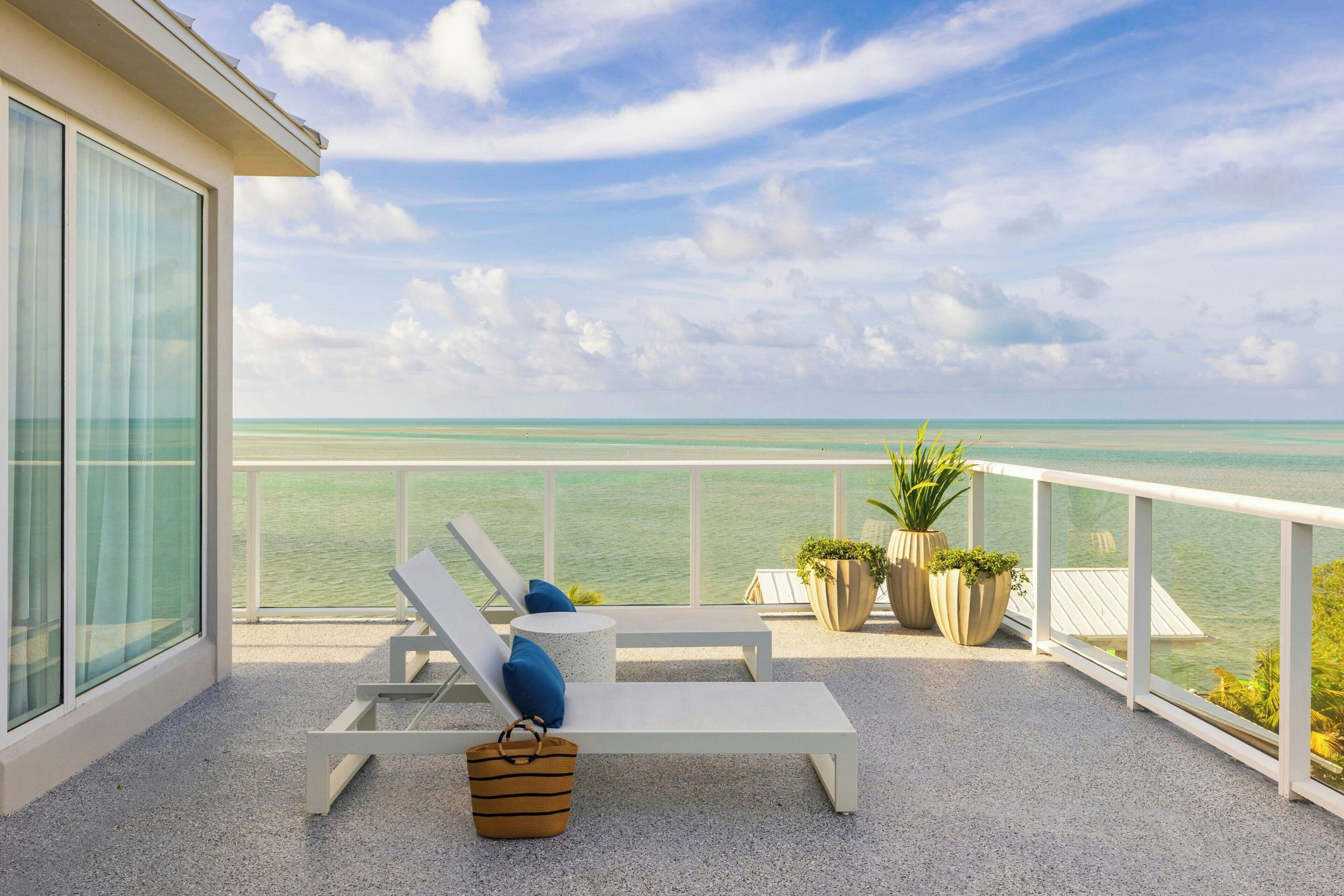 Suite, 1 King-Bett und Schlafsofa, Meerseite | Lounge | 3 Bars/Lounges, Poolbar, Strandbar