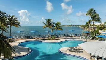 3 piscinas al aire libre, una piscina climatizada, sombrillas, tumbonas