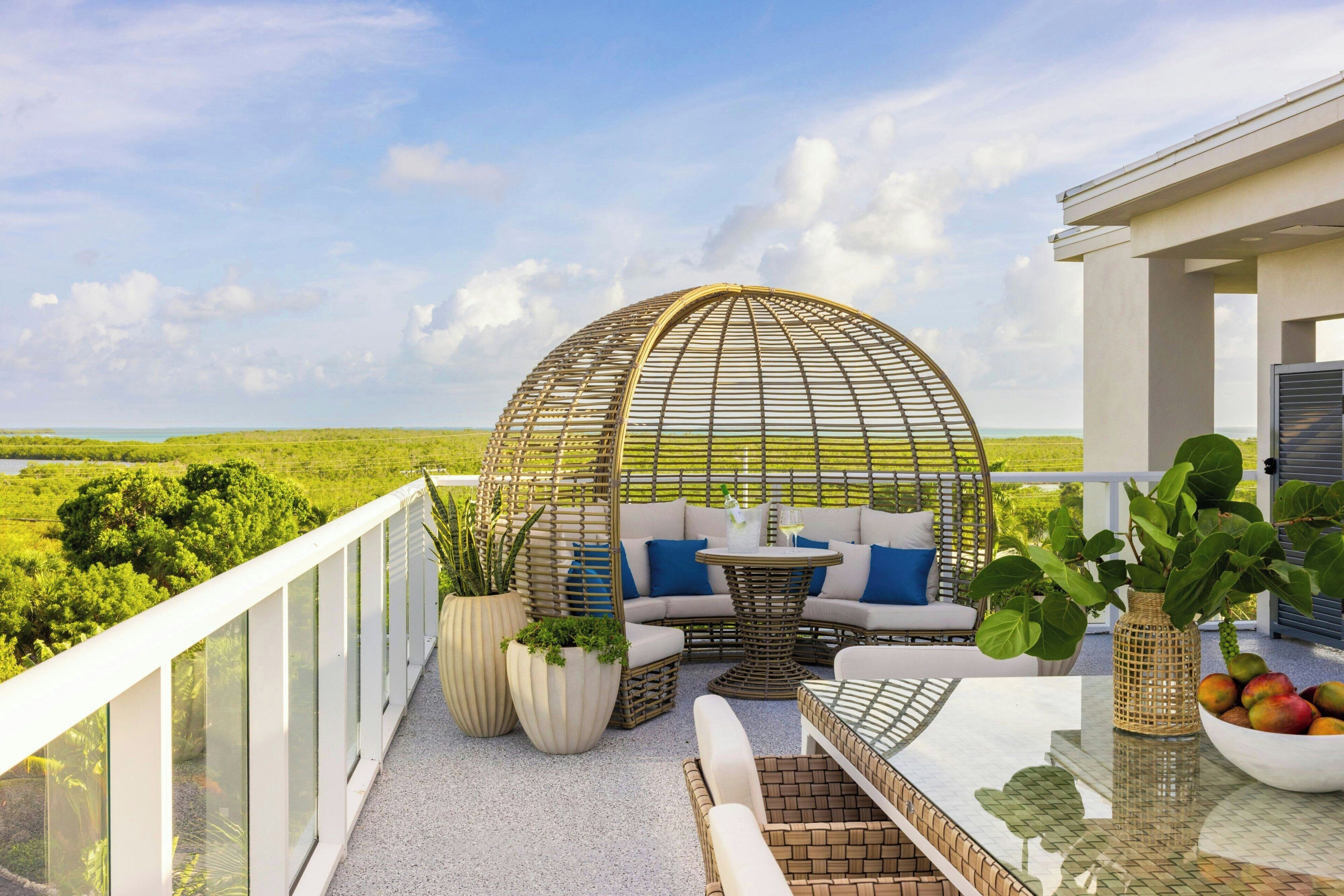 Suite, 1 très grand lit et 1 canapé-lit, en front de mer