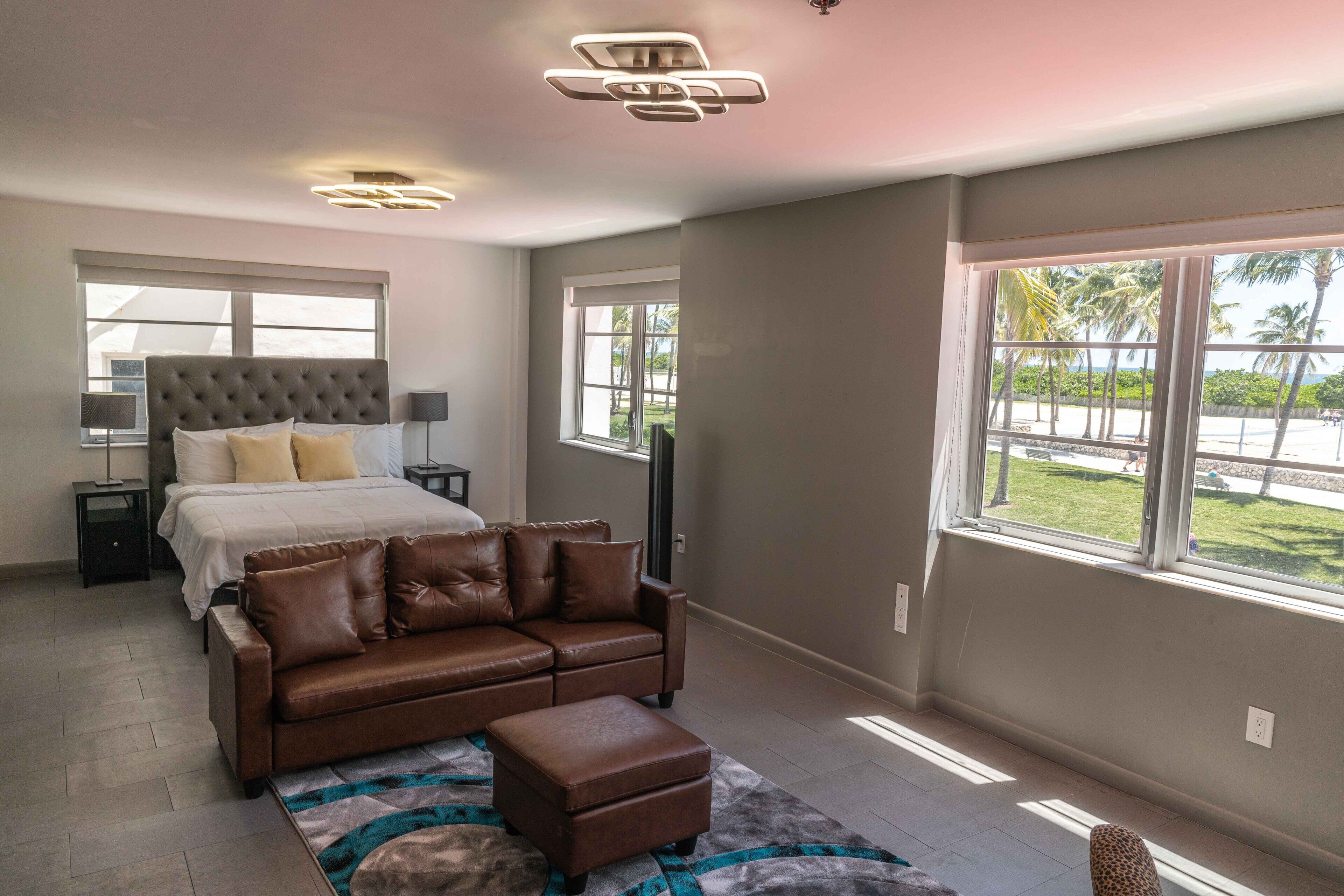 خزنة داخل الغرفة ومكواة/لوح كي وواي فاي مجانًا وملاءات أسرّة