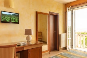 Comfort Double Room, 1 Double Bed | Minibar, in-room safe, desk, blackout drapes