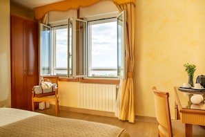 Superior Room | Hypo-allergenic bedding, minibar, in-room safe, desk