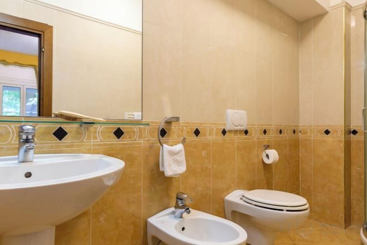 Bathroom | Free toiletries, hair dryer, bidet, towels