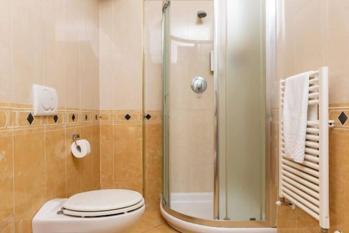 Bathroom | Free toiletries, hair dryer, bidet, towels