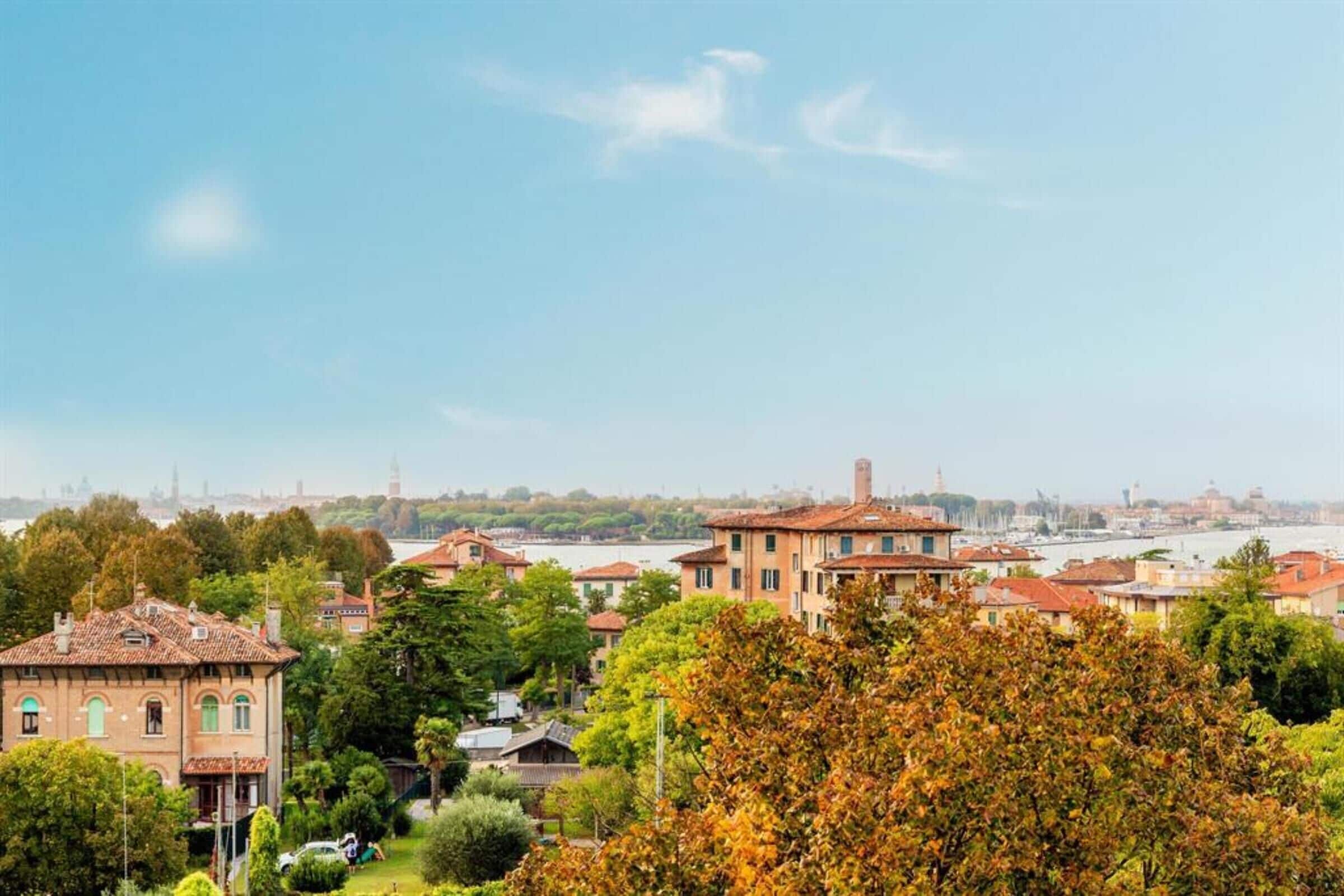 Zona residencial con arquitectura tradicional, un río al fondo y cielo despejado.