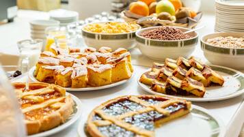 Colazione a buffet, servita tutte le mattine (12 EUR a persona)