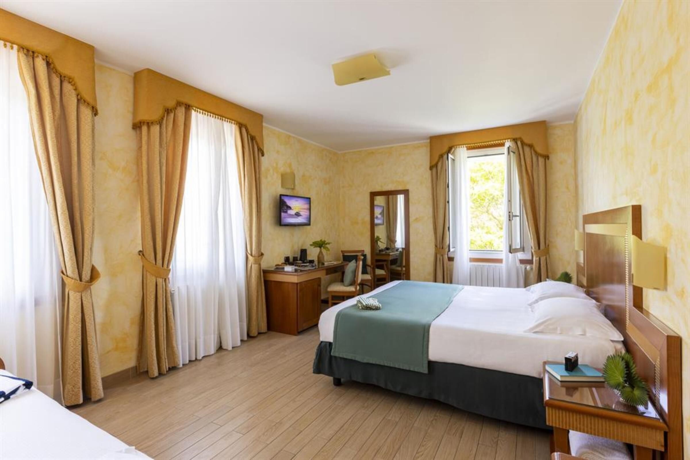 Comfort-Dreibettzimmer | Minibar, Zimmersafe, Schreibtisch, Verdunkelungsvorhänge