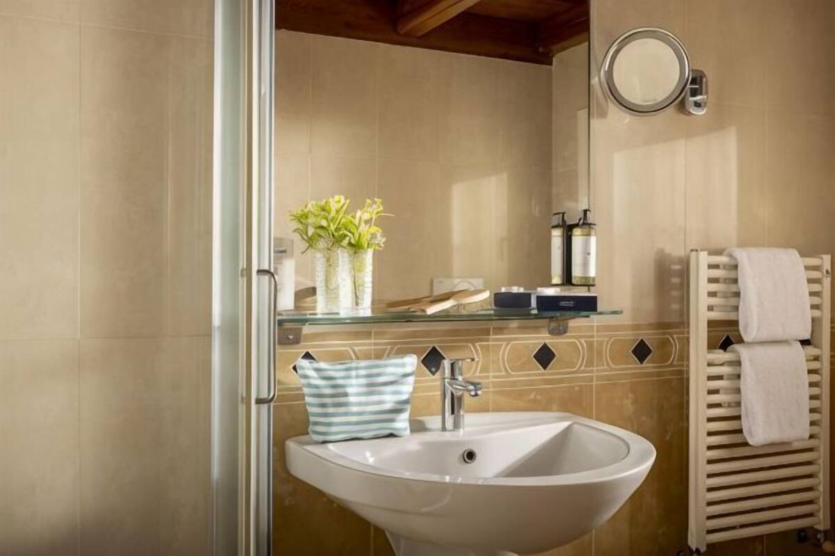 Bathroom | Free toiletries, hair dryer, bidet, towels