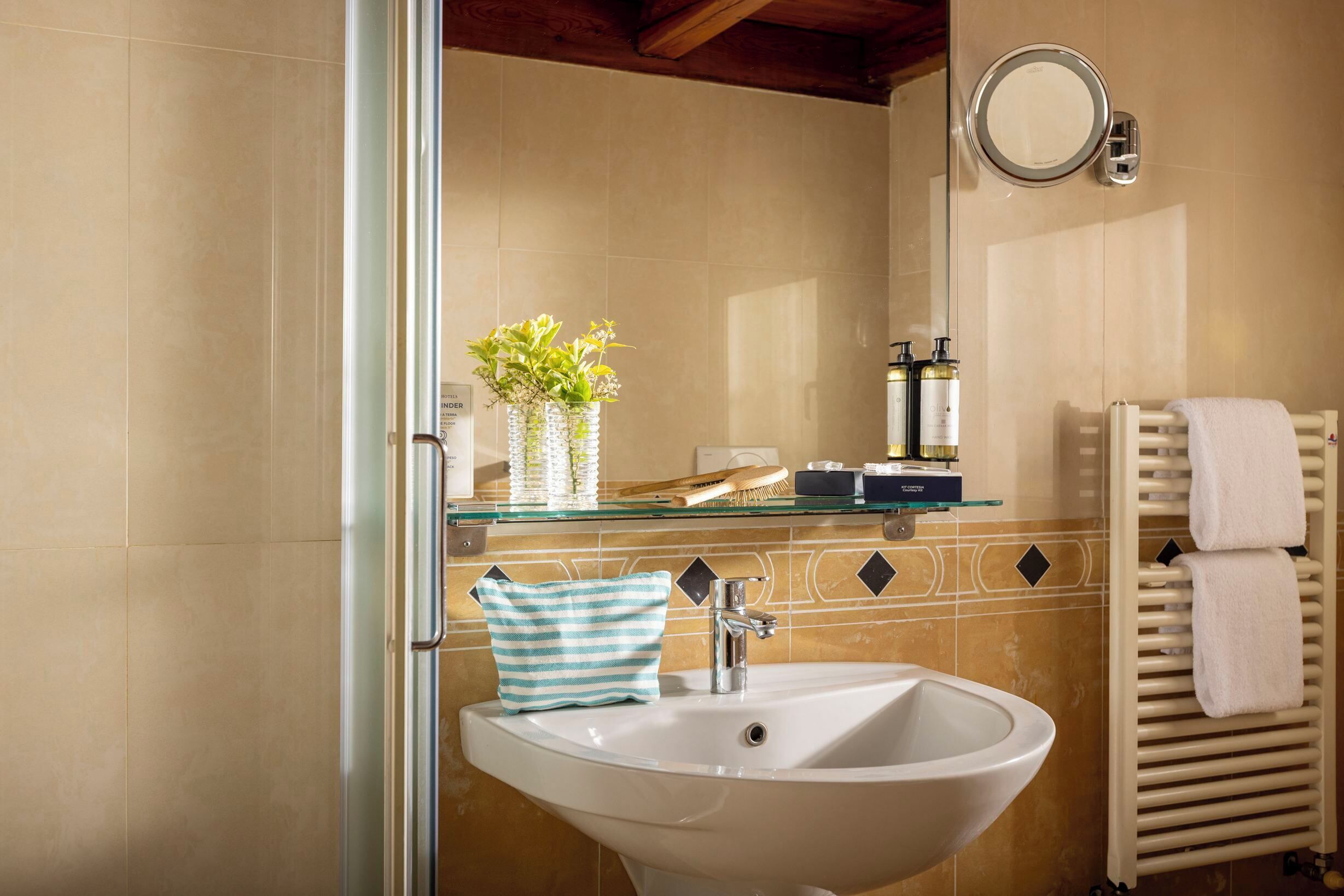 studio, multiple beds (smart) | bathroom | free toiletries, hair dryer, bidet, towels