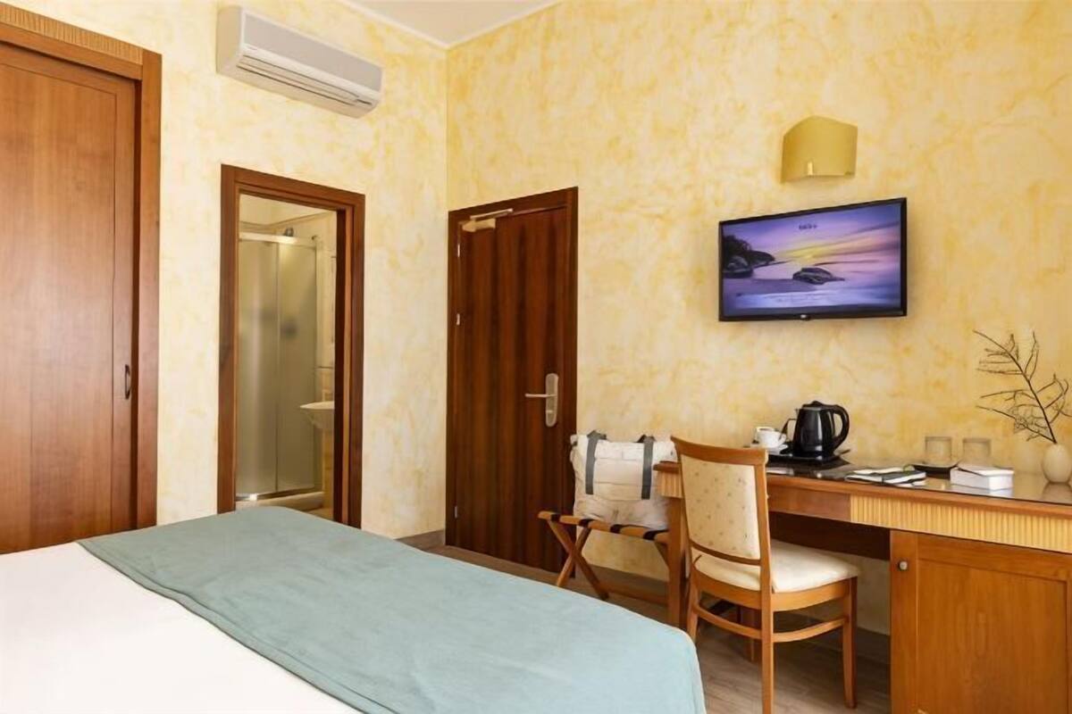 Minibar, in-room safe, desk, blackout drapes
