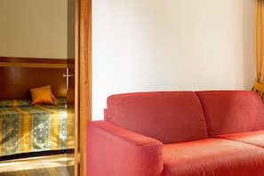 Hypo-allergenic bedding, minibar, in-room safe, desk
