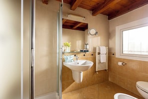 Basic Studio, Multiple Beds (Smart) | Bathroom | Free toiletries, hair dryer, bidet, towels