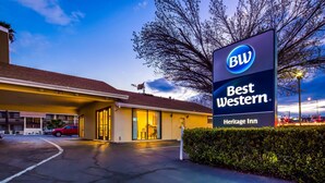 A Best Western Heritage Inn with a clear sky and a parking lot in the foreground. - Best Western Heritage Inn (Vacaville)