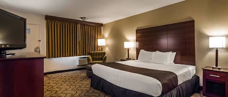 Una cassaforte in camera, una scrivania, postazione laptop