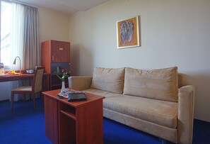 Family Room | Hypo-allergenic bedding, desk, iron/ironing board, cribs/infant beds