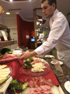 Breakfast (EUR 13.50 per person)