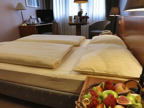 ملاءات للفراش لا تسبب الحساسية ومكتب ومكواة/لوح كي وأسرّة أطفال/رضّع