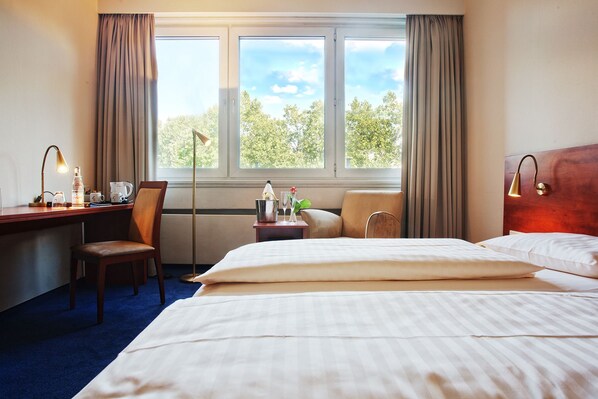 Business Double or Twin Room | Hypo-allergenic bedding, desk, iron/ironing board, cribs/infant beds