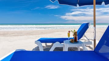 Di pantai, kerusi lepak pantai, payung, tuala pantai