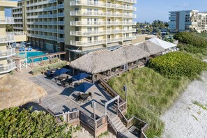 Sert le petit déjeuner, le déjeuner et le dîner