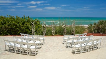 Serveert ontbijt, lunch, diner, Amerikaanse gerechten, strandzicht