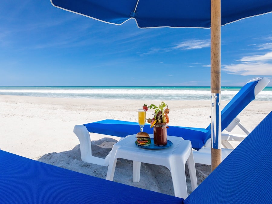 Plage, chaises longues, parasols, serviettes de plage