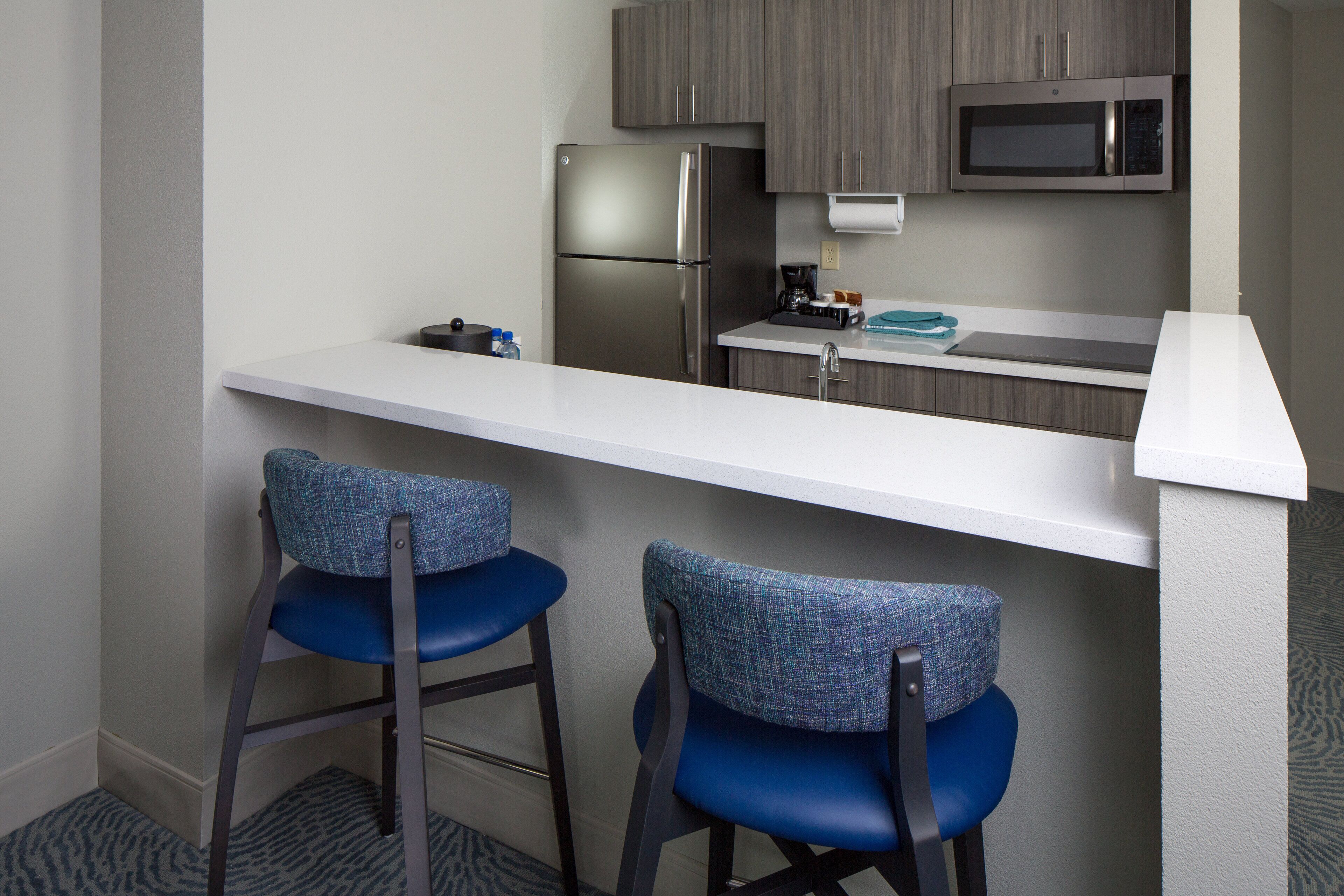 fridge, coffee/tea maker