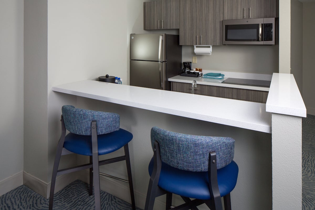 Fridge, coffee/tea maker