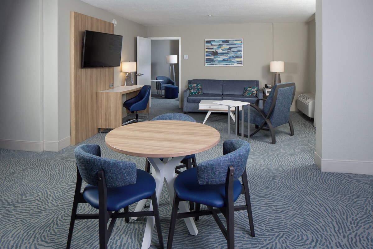 Suite, 1 Bedroom, Kitchen, Oceanfront | Hypo-allergenic bedding available, desk, laptop workspace