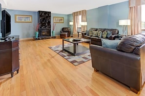 Premium bedding, in-room safe, desk, iron/ironing board - Wyndham Garden Shreveport (Shreveport)