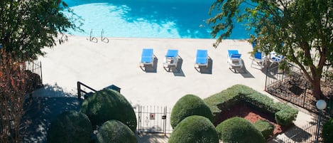 Una piscina al aire libre de temporada