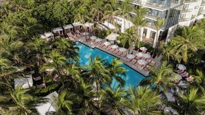 2 piscinas al aire libre, camas de piscina con cargo, sombrillas