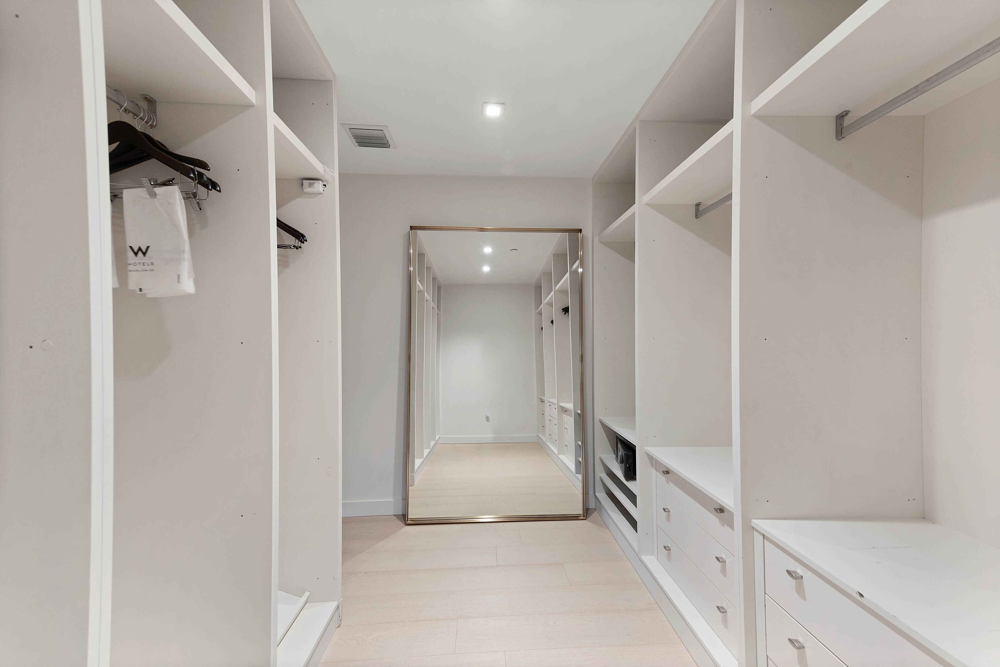 Cubrecamas, minibar, caja de seguridad en la habitación y escritorio 