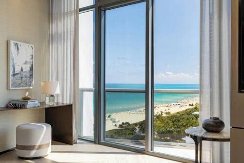 Ático, 3 habitaciones, balcón, vistas al mar | Edredones de plumas, minibar, caja fuerte y escritorio
