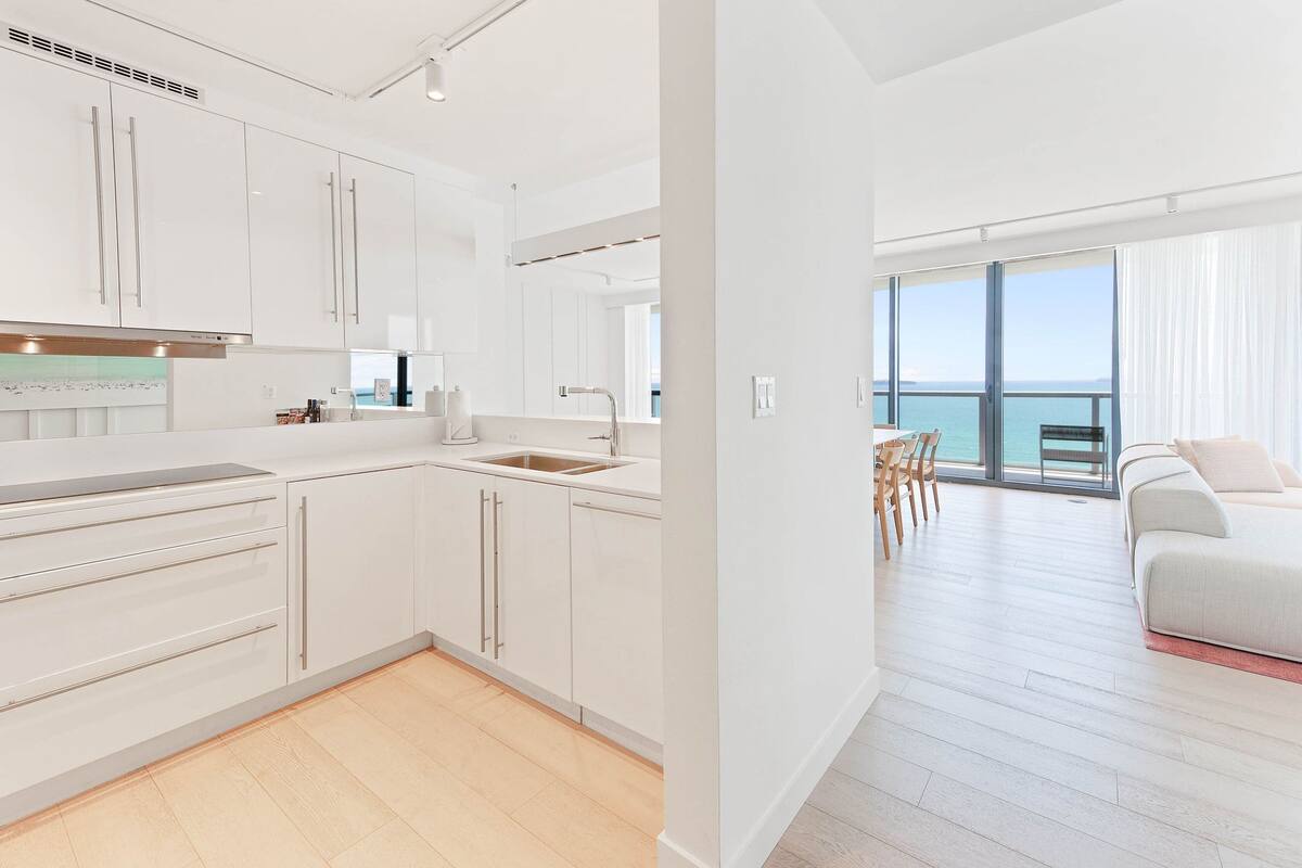 suite, 3 bedrooms, oceanfront | living area | 37-inch lcd tv with cable channels, tv, netflix