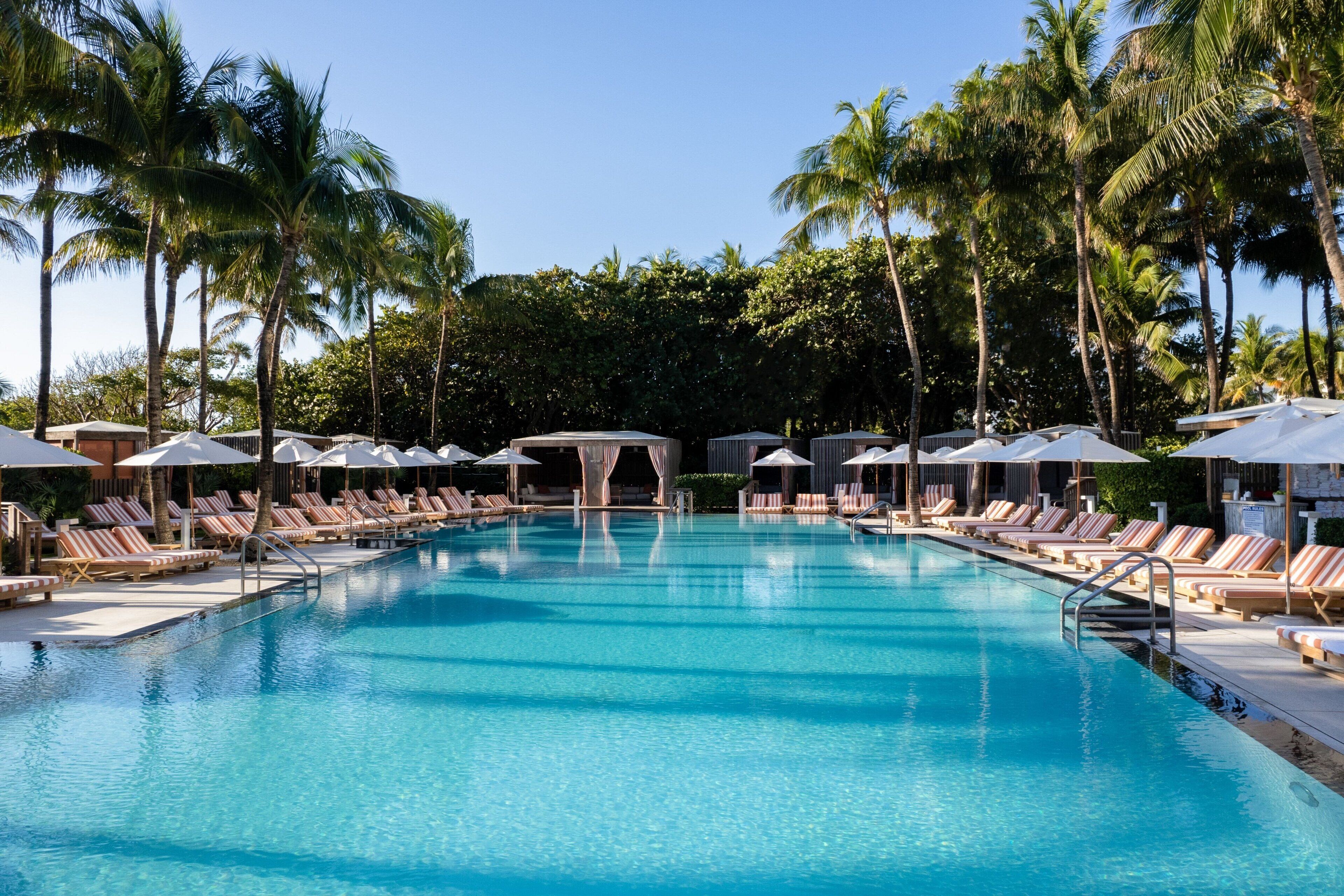 2 utendørsbassenger, bassengtelt (mot betaling) og bassengparasoller