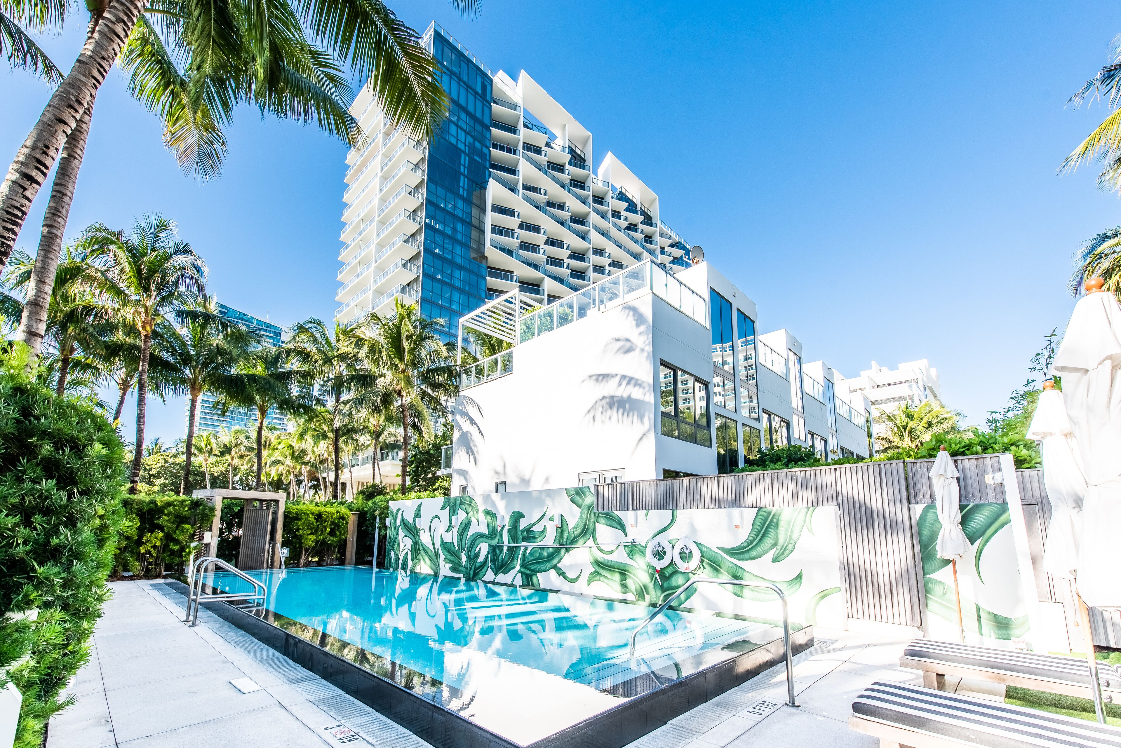 2 piscine all'aperto, cabanas (a pagamento), ombrelloni da piscina
