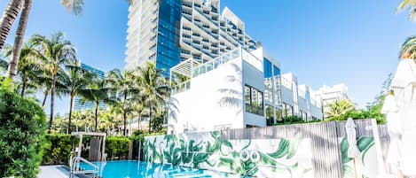 2 piscine all'aperto, cabanas (a pagamento), ombrelloni da piscina