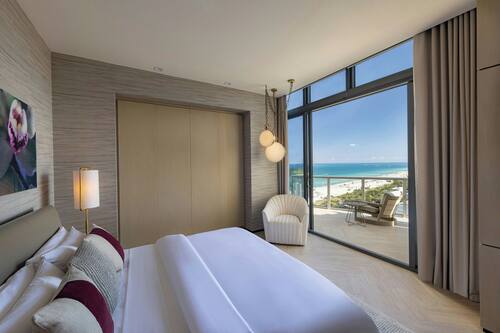 Ático, 3 habitaciones, balcón, vistas al mar | Edredones de plumas, minibar, caja fuerte y escritorio
