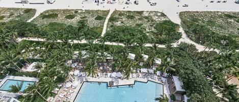 2 piscinas al aire libre, camas de piscina con cargo, sombrillas