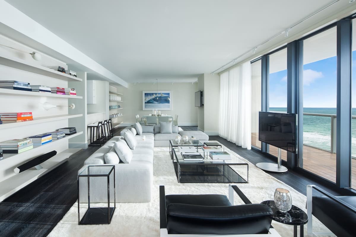 Suite de lujo, 1 cama matrimonial, balcón, frente al océano | 1 habitación, edredón, minibar y caja de seguridad en la habitación