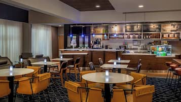 Petit déjeuner et dßner servis sur place