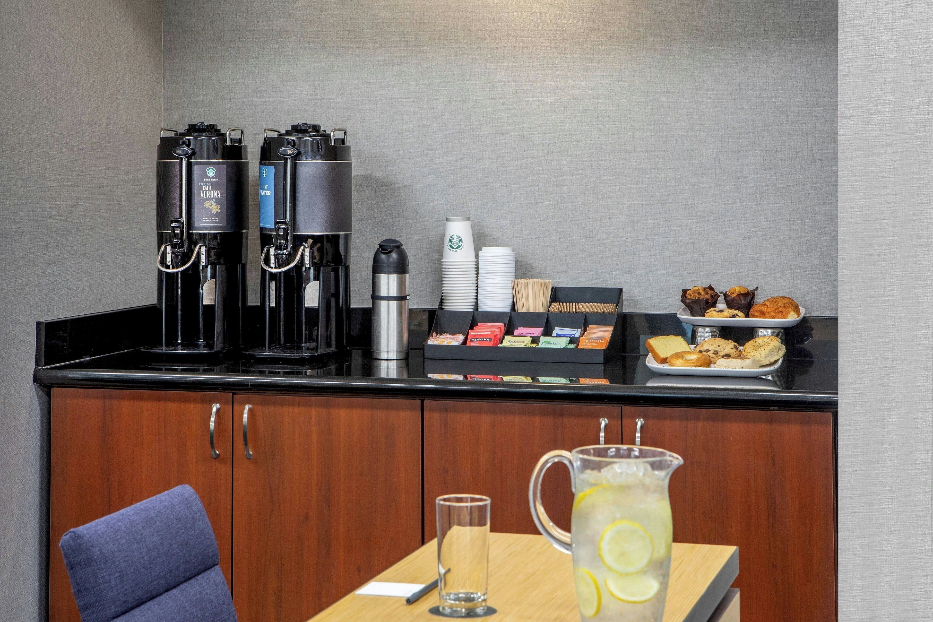 Zona de petit esmorzar amb cafetera, espai de cafè, gerra de llimonada i plat de pastissos.