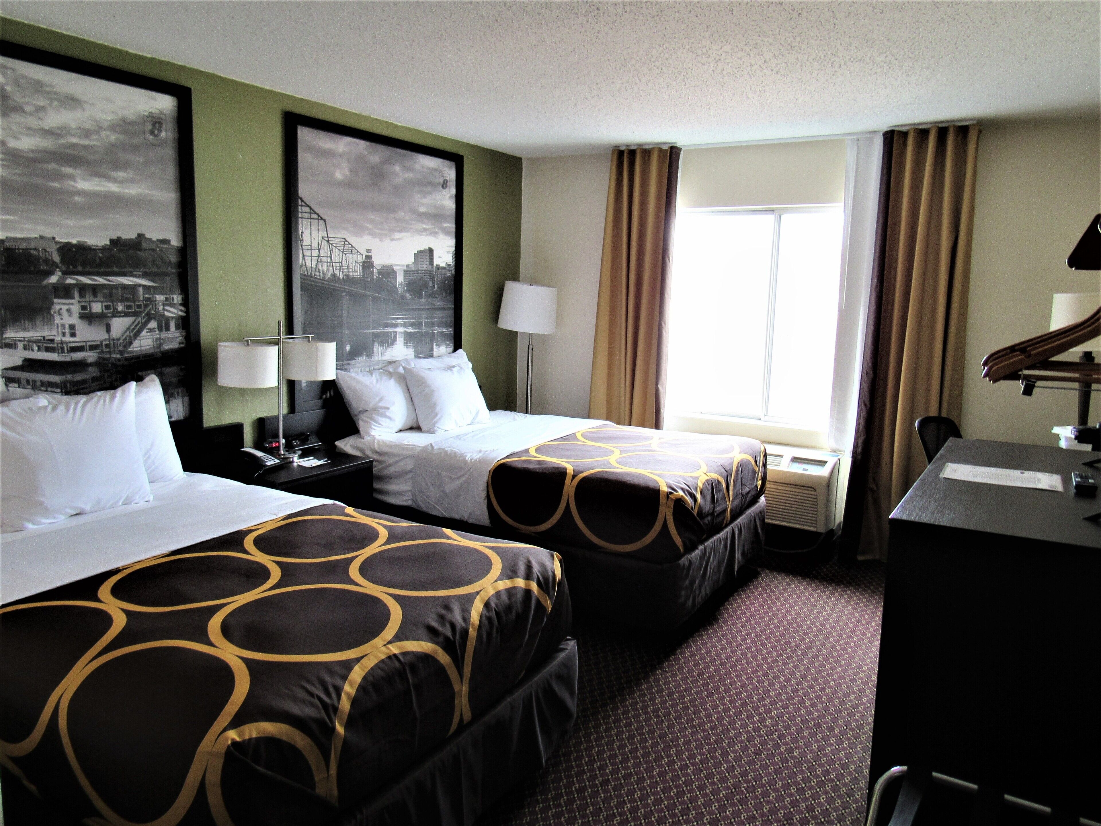 ルーム クイーンベッド 2 台 禁煙 | 高級寝具、デスク、遮光カーテン、アイロン / アイロン台