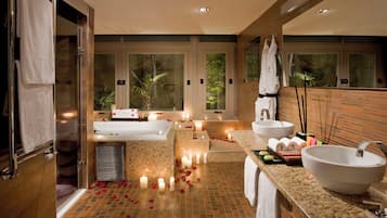 Suite presidencial | Baño | Amenidades de baño ecológicas, secadora de cabello, batas, pantuflas