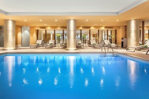 Una piscina techada, guardavidas en la propiedad