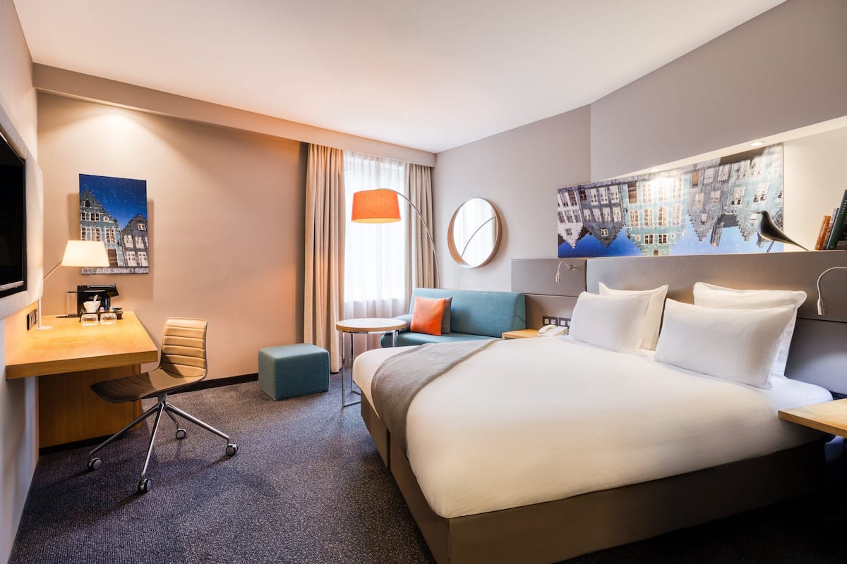 Standard Room, 1 Queen Bed, City View