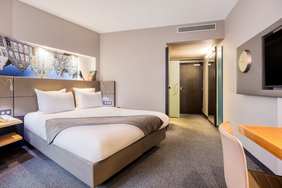 Kamar Standar, 1 Tempat Tidur Queen, pemandangan kota | Minibar, brankas, meja kerja, dan setrika/meja setrika