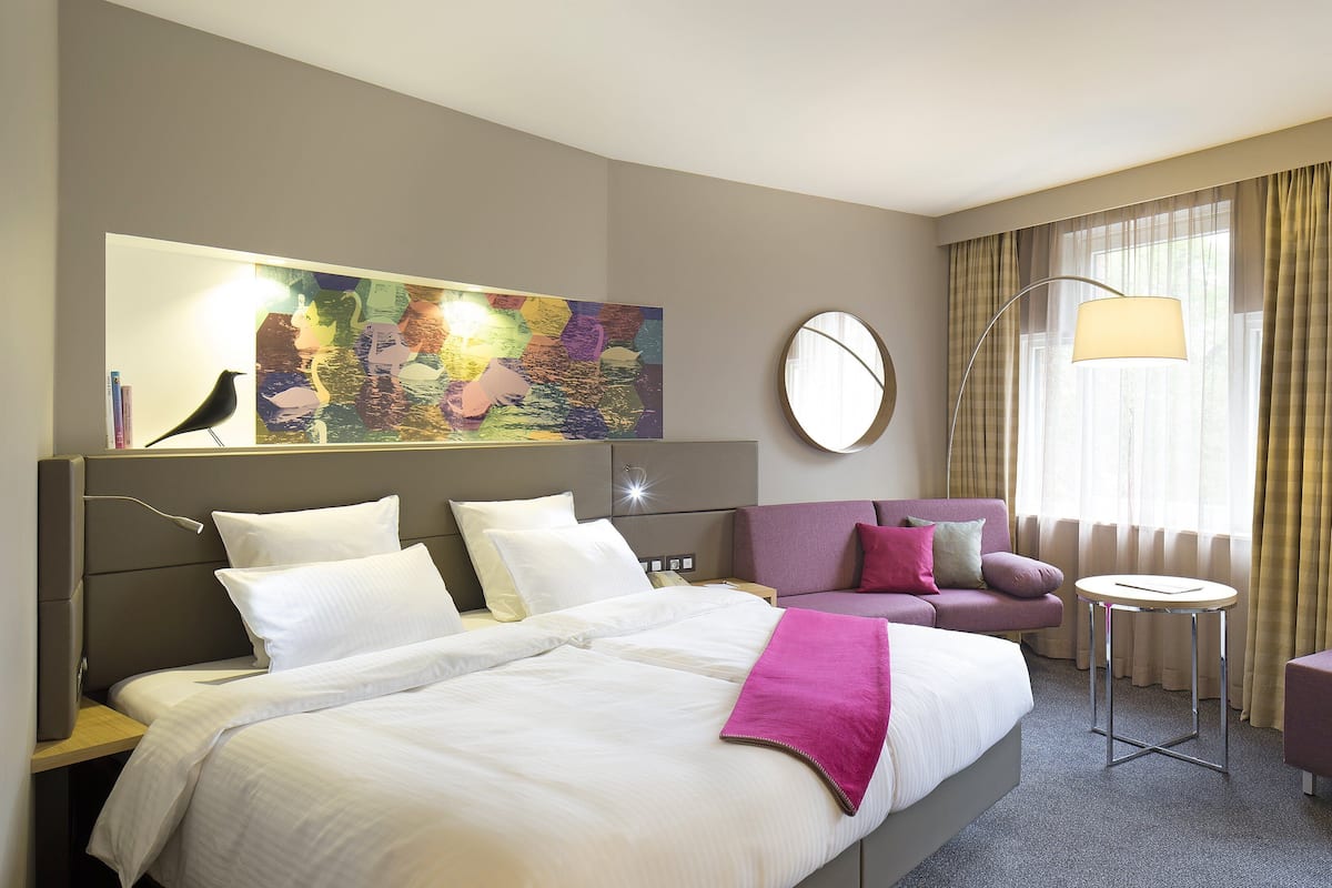 Standard Room, 1 King Bed, City View | Minibar, in-room safe, desk, iron/ironing board